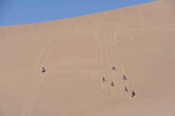 Crianças se divertem em duna nas Mesquite Dunes, no Death Valley National Park, na Califórnia - EUA